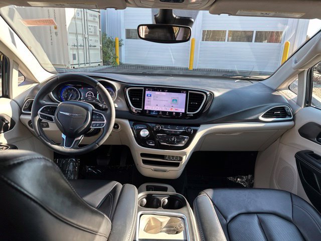 Used 2024 Chrysler Pacifica Touring-L FWD image 17