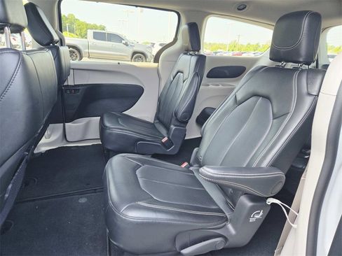 Used 2024 Chrysler Pacifica Touring-L image 12
