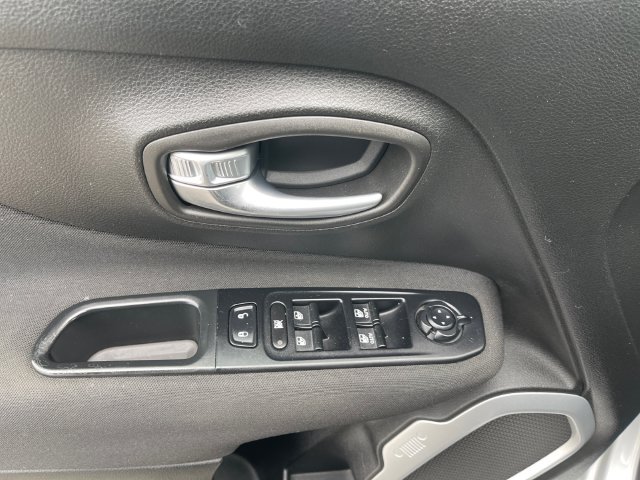 Used 2019 Jeep Renegade Latitude w/ Popular Equipment Group AWD/4WD image 25