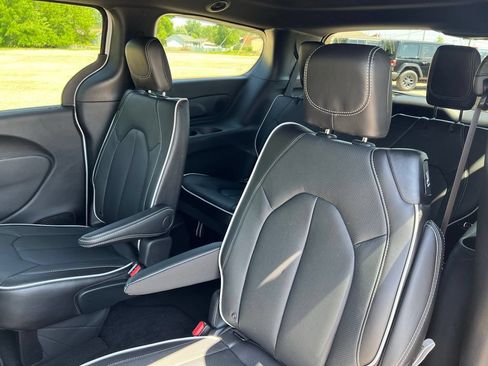 New 2027 Chrysler Pacifica Limited FWD image 19