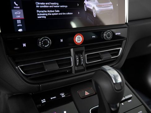 Certified 2026 Porsche Macan AWD/4WD image 26