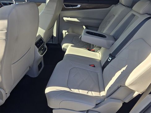 Certified 2025 Volkswagen Atlas SE w/ Panoramic Sunroof Package image 12