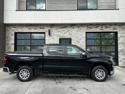Used 2022 Chevrolet Silverado 1500 LT AWD/4WD image 2