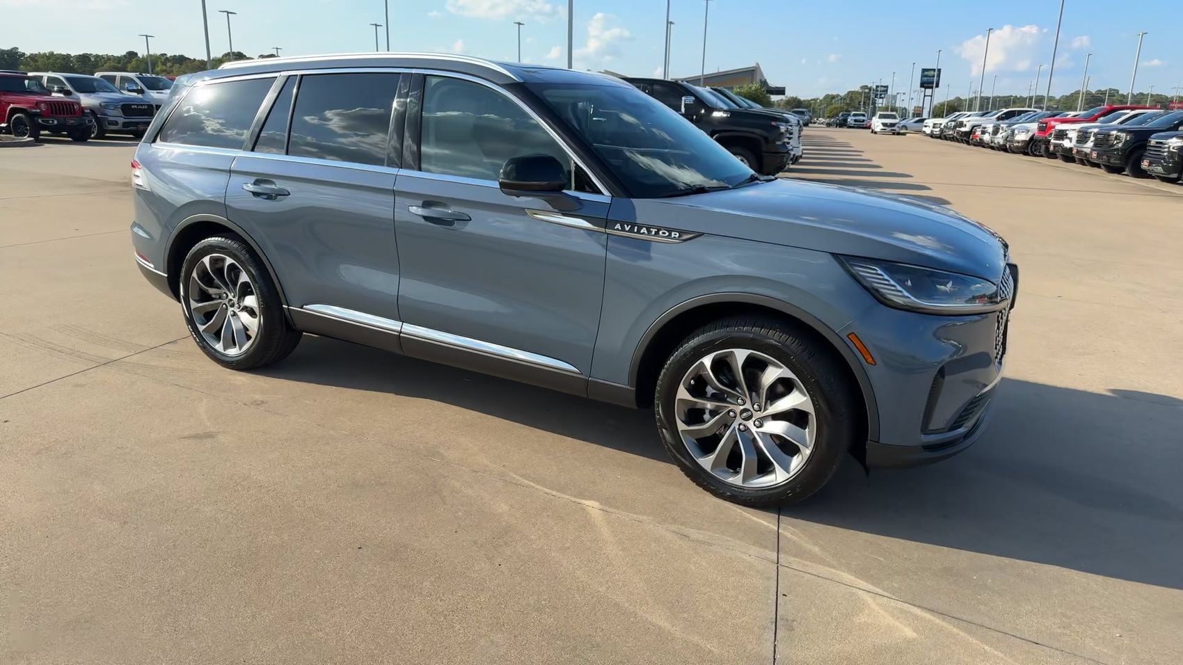 Used 2025 Lincoln Aviator Reserve w/ Illumination Package AWD/4WD image 3