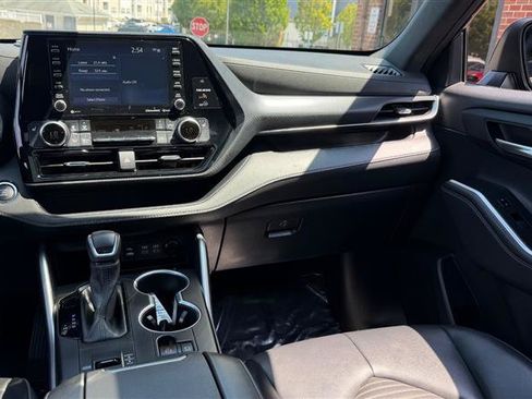 Used 2022 Toyota Highlander XSE FWD image 28