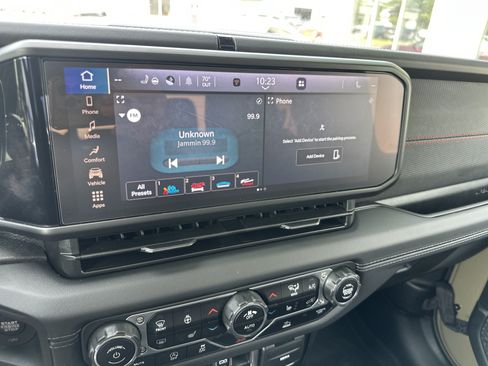 Used 2025 Jeep Gladiator Rubicon w/ Convenience Group AWD/4WD image 17