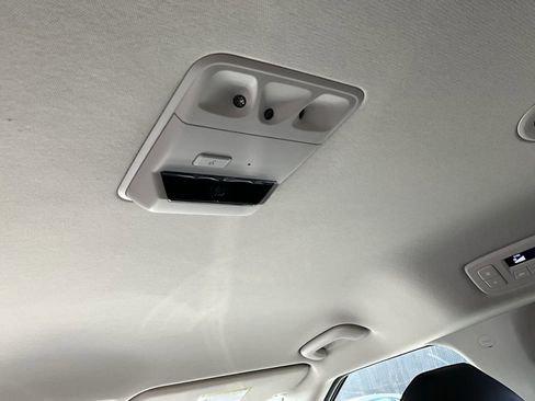 Used 2024 Kia Carnival EX image 25