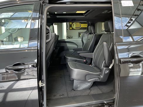 New 2026 Chrysler Pacifica Limited w/ Uconnect Theater Family Group FWD image 35