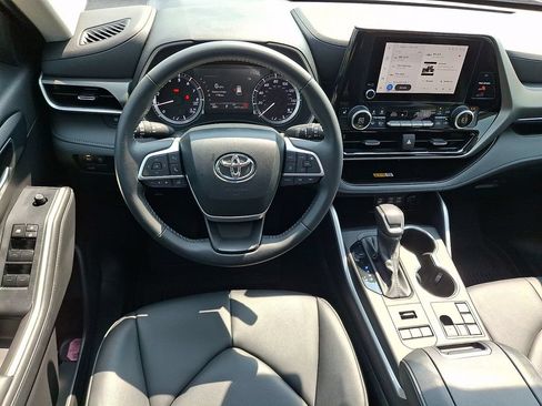 Used 2024 Toyota Highlander XLE AWD/4WD image 2