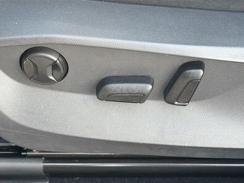 Used 2023 Volkswagen Taos SE w/ Panoramic Sunroof Package FWD image 24