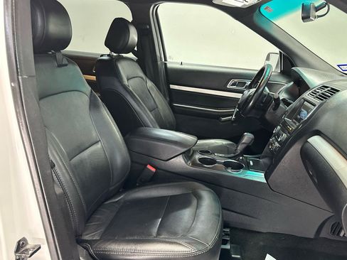 Used 2016 Ford Explorer XLT w/ Equipment Group 202A FWD image 9