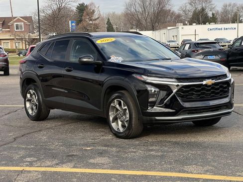 Used 2025 Chevrolet Trax LT image 7