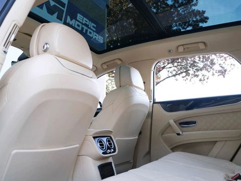 Used 2018 Bentley Bentayga image 27