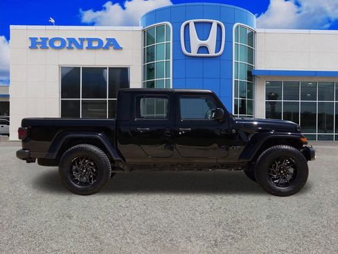 Used 2024 Jeep Gladiator Sport AWD/4WD image 2