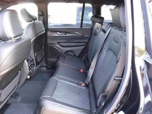 New 2025 Jeep Grand Cherokee Altitude image 33