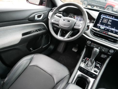 Certified 2024 Jeep Compass Latitude image 9