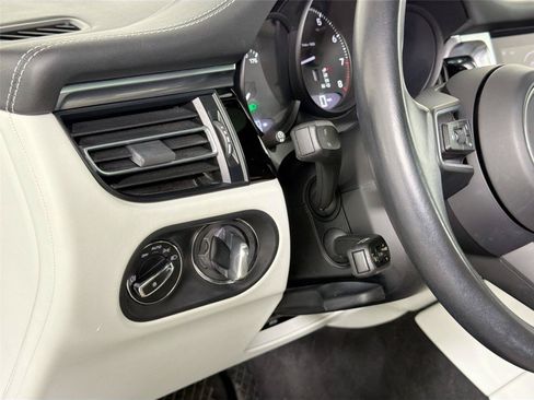 Certified 2023 Porsche Macan AWD/4WD image 33