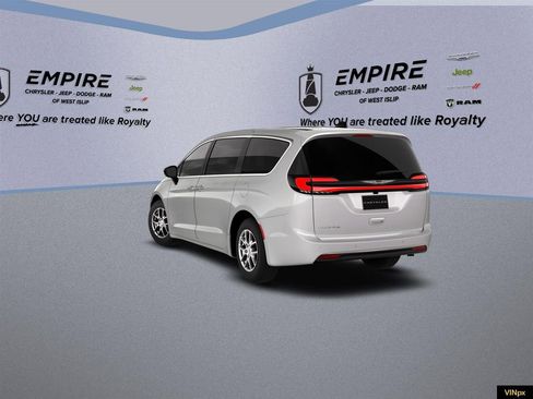 New 2026 Chrysler Pacifica Select image 7