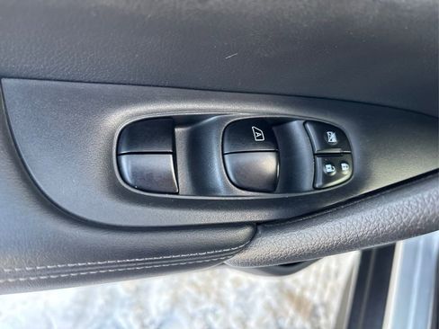 Used 2018 Nissan Rogue SV image 33