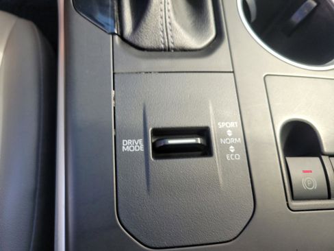 Used 2023 Toyota Highlander L image 19