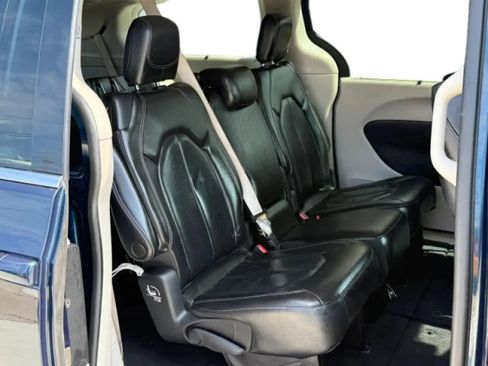 Used 2022 Chrysler Pacifica Touring-L w/ Uconnect Theater Family Group FWD image 20