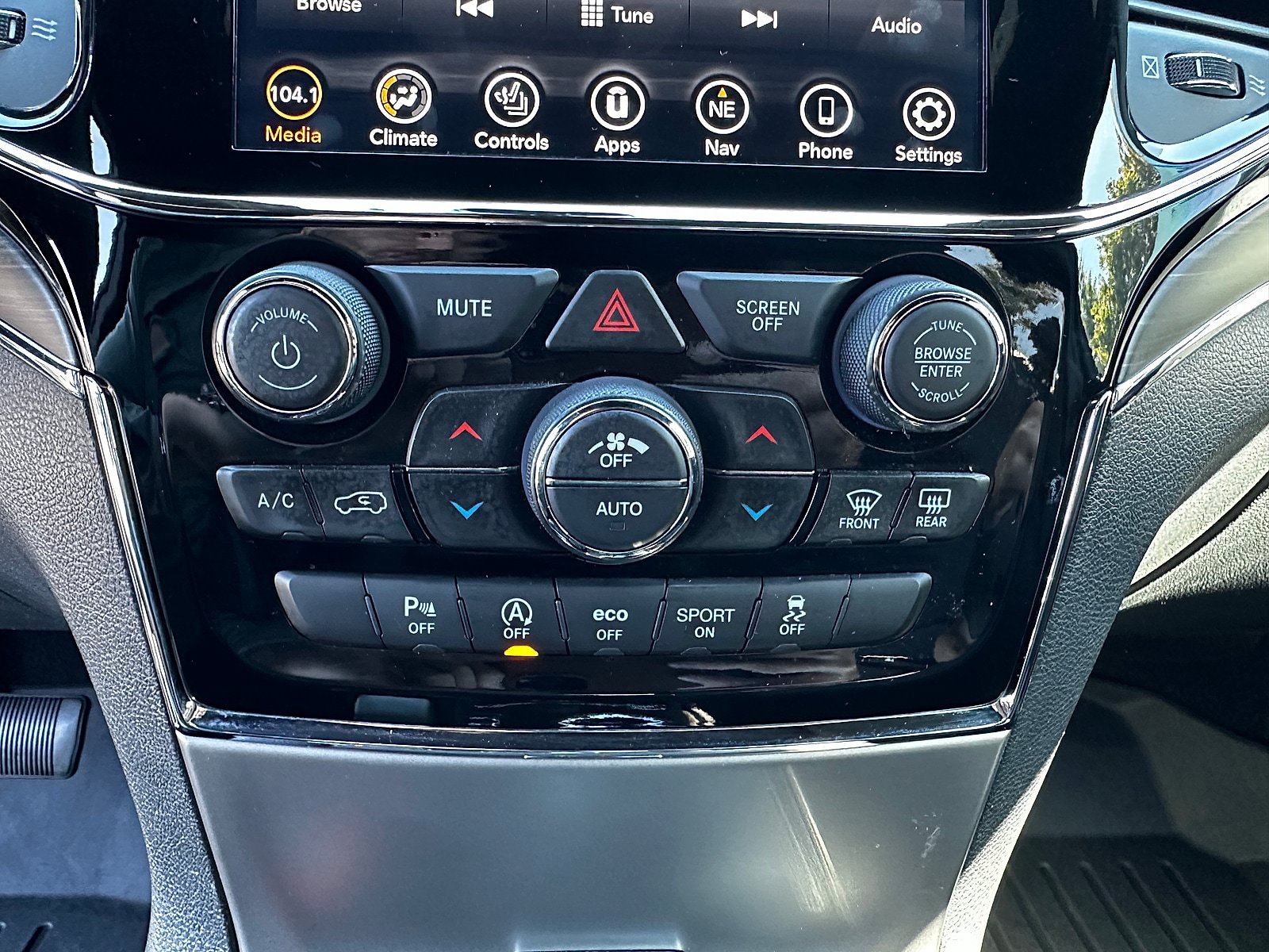 Used 2020 Jeep Grand Cherokee Limited w/ Premium Lighting Group AWD/4WD image 18