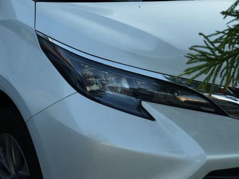 Used 2025 Toyota Sienna XLE w/ XLE Plus Package FWD image 8