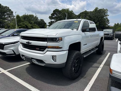 Used 2017 Chevrolet Silverado 1500 LT w/ All Star Edition AWD/4WD image 3