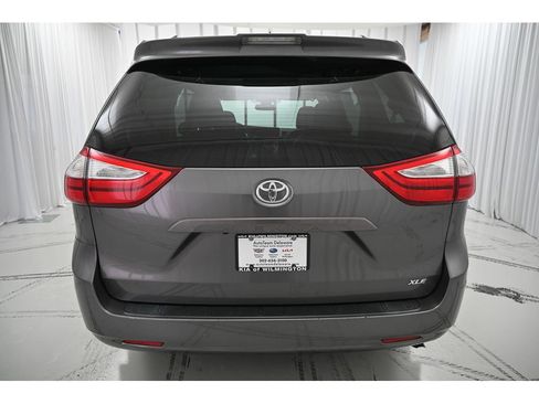 Used 2018 Toyota Sienna XLE image 6