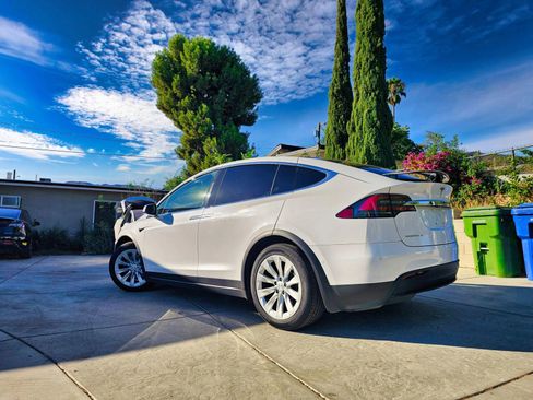 Used 2017 Tesla Model X 75D image 3