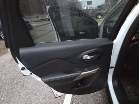 Used 2017 Jeep Cherokee Latitude w/ Comfort/Convenience Group image 25