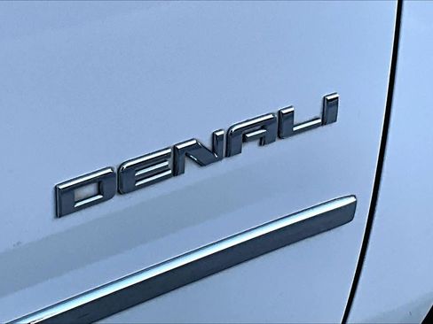 Used 2016 GMC Yukon Denali image 9