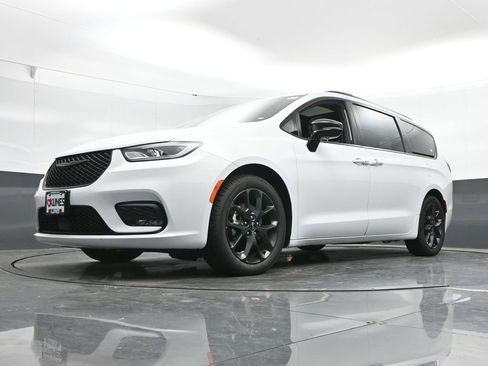 Used 2025 Chrysler Pacifica Limited image 51