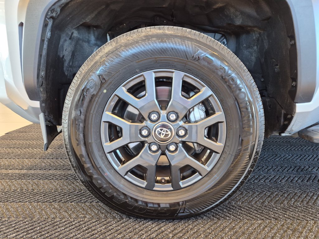 Used 2025 Toyota 4Runner SR5 AWD/4WD image 12