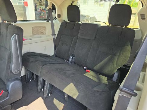 Used 2016 Dodge Grand Caravan SXT FWD image 13