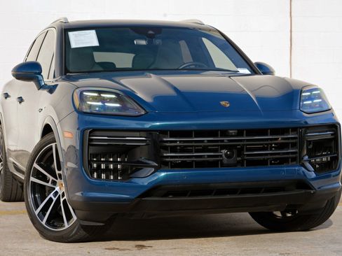 Used 2024 Porsche Cayenne Turbo AWD/4WD image 4