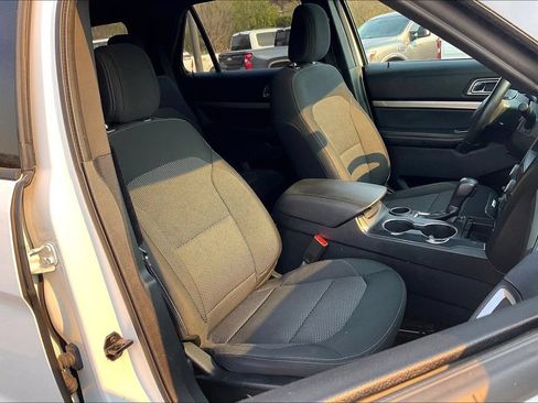 Used 2018 Ford Explorer XLT w/ Equipment Group 201A FWD image 7