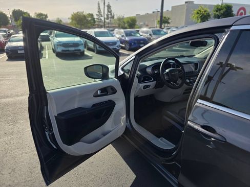 Used 2023 Chrysler Pacifica Touring-L FWD image 41