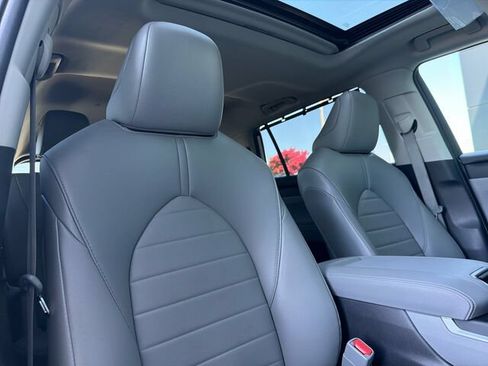 Used 2022 Toyota Highlander XLE AWD/4WD image 22