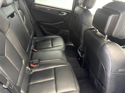 Certified 2024 Porsche Macan AWD/4WD image 28