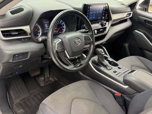 Used 2020 Toyota Highlander LE AWD/4WD image 3