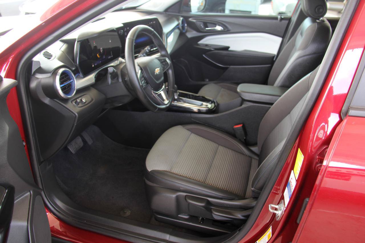 Used 2025 Chevrolet Trax LT w/ LT Convenience Package FWD image 20