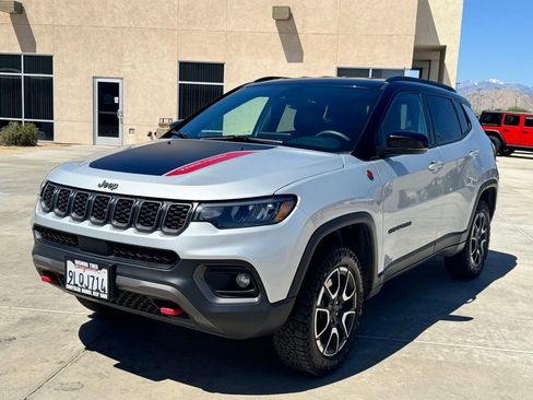 Used 2024 Jeep Compass Trailhawk AWD/4WD image 2