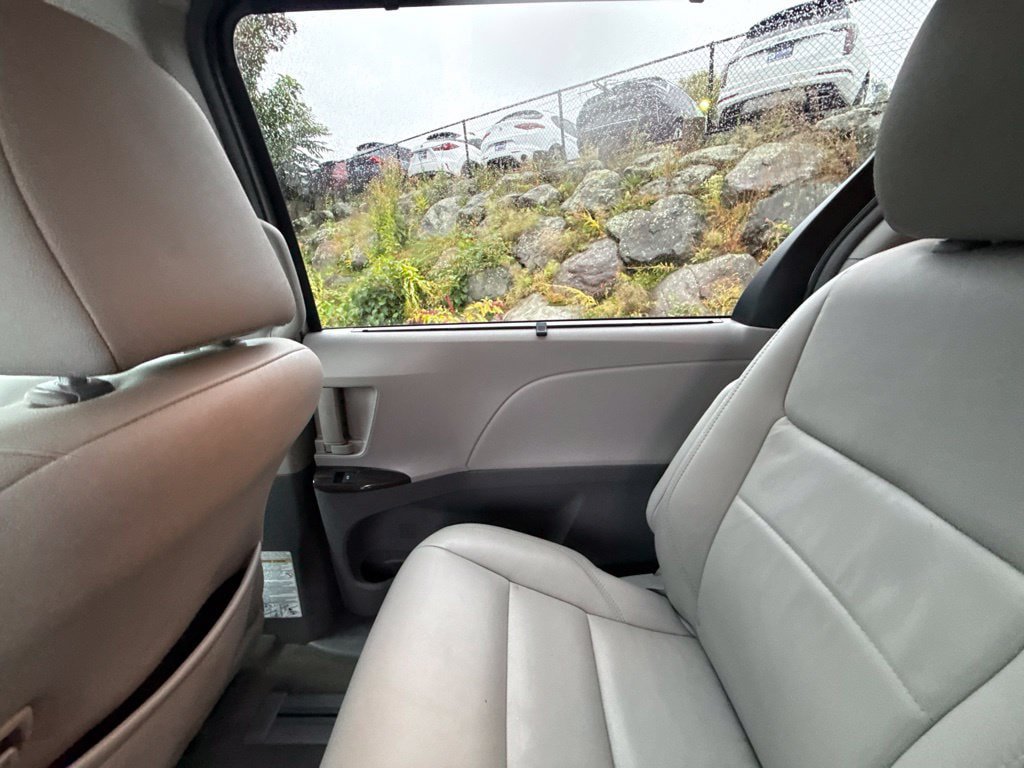 Used 2017 Toyota Sienna AWD image 21