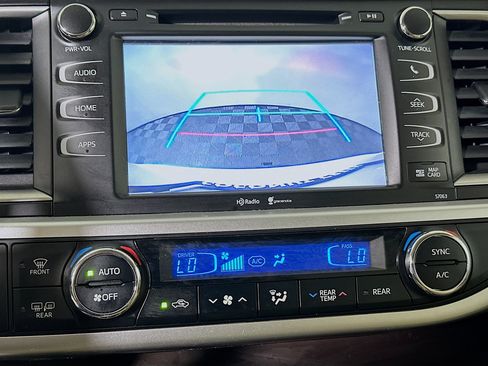 Used 2015 Toyota Highlander XLE FWD image 25