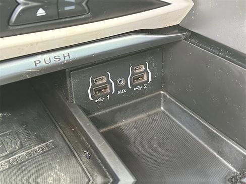 Used 2022 Chrysler Pacifica Limited w/ Uconnect Theater Family Group image 27