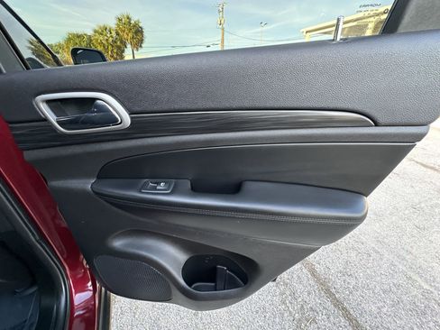 Used 2019 Jeep Grand Cherokee Laredo image 32