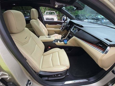Used 2017 Cadillac XT5 Luxury w/ Driver Awareness Package FWD image 9