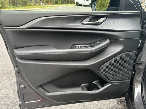 New 2025 Jeep Grand Cherokee Altitude image 12