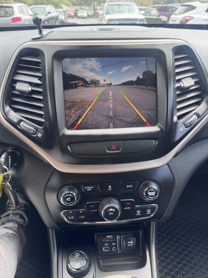 Used 2014 Jeep Cherokee Latitude w/ Cold Weather Group AWD/4WD image 19